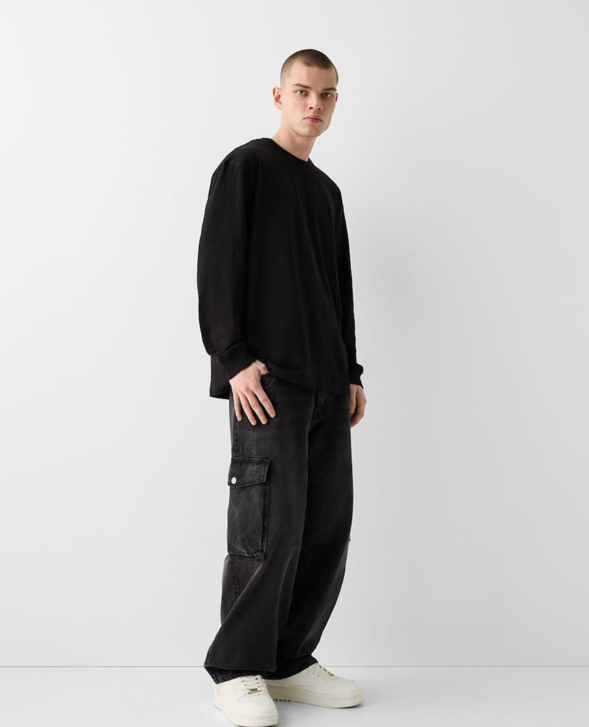 PANTALÓN BERSHKA DE JEANS BAGGY CARGO