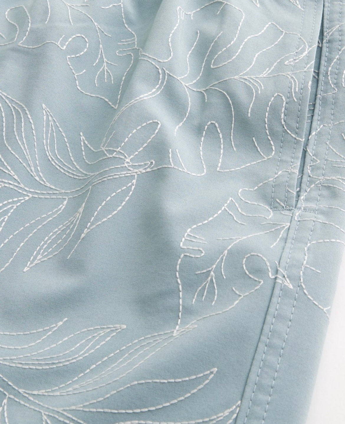 SHORT DE BAÑO COM DETALLES BORDADOS 5’