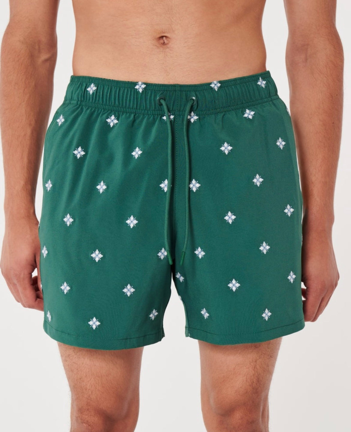 SHORT DE BAÑO CON DETALLES BORDADOS 5’ HOLLISTER CO