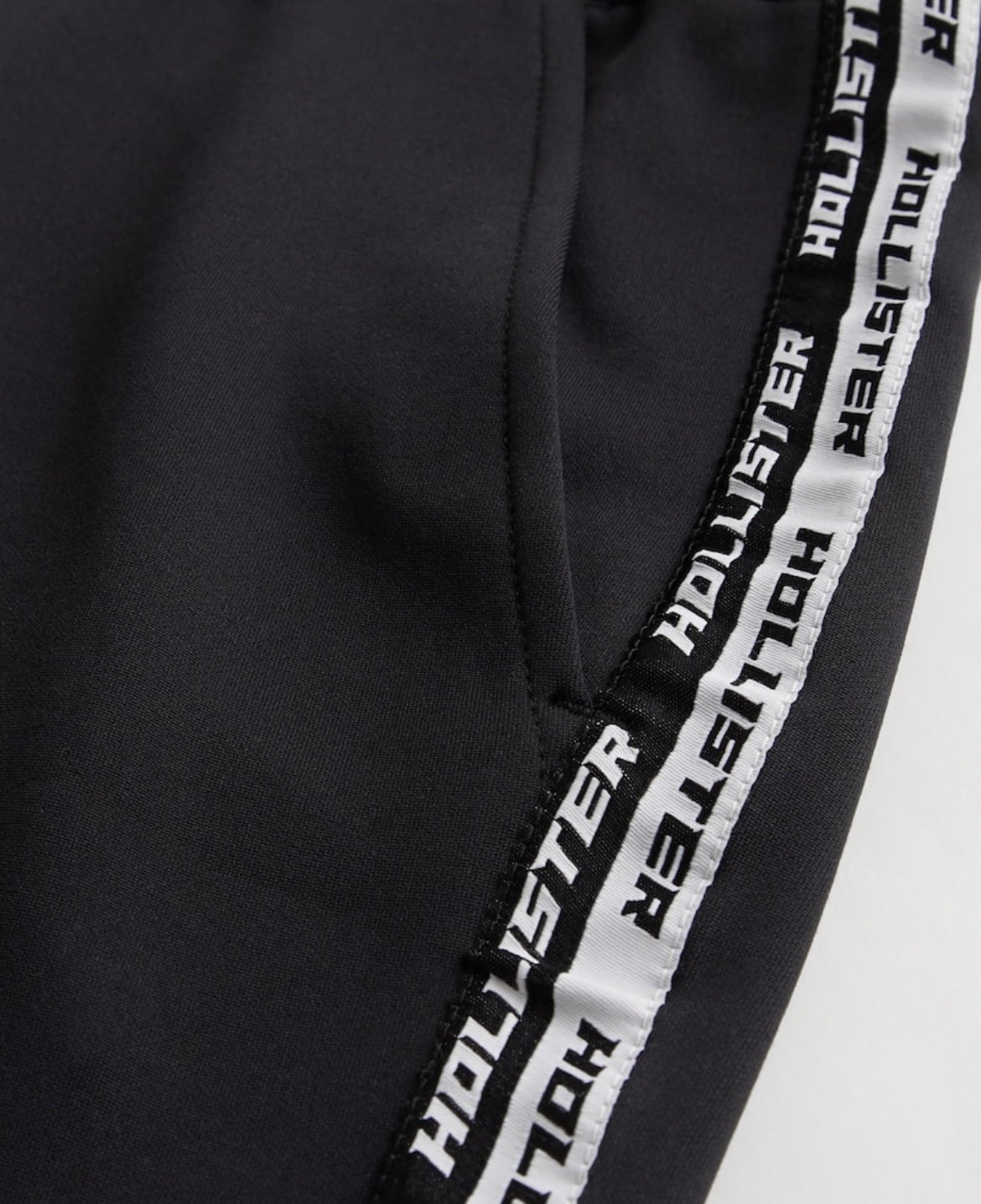 SHORT CON LOGOTIPO 7’ HOLLISTER CO