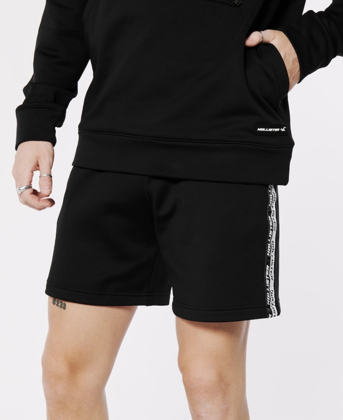 SHORT CON LOGOTIPO 7’ HOLLISTER CO