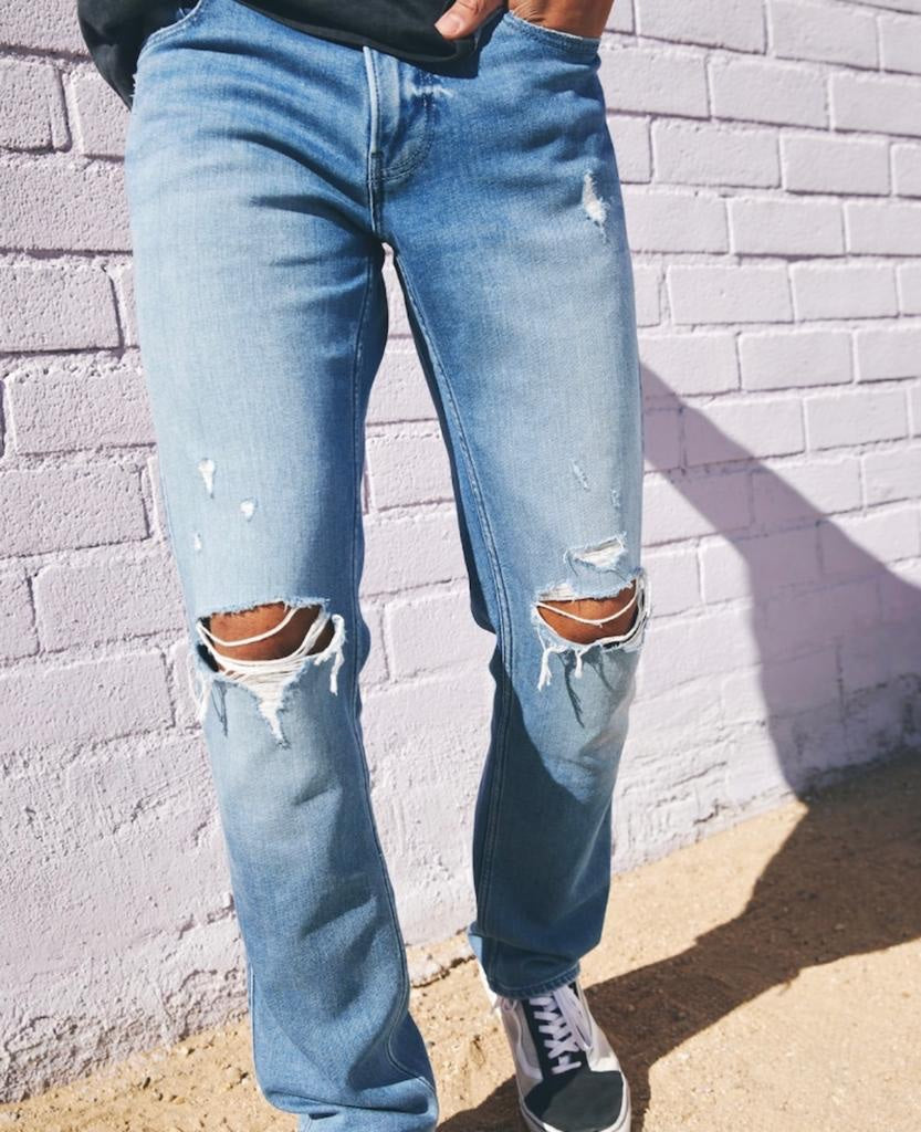 PANTALÓN DE JEANS CON ROTURAS HOLLISTER CO